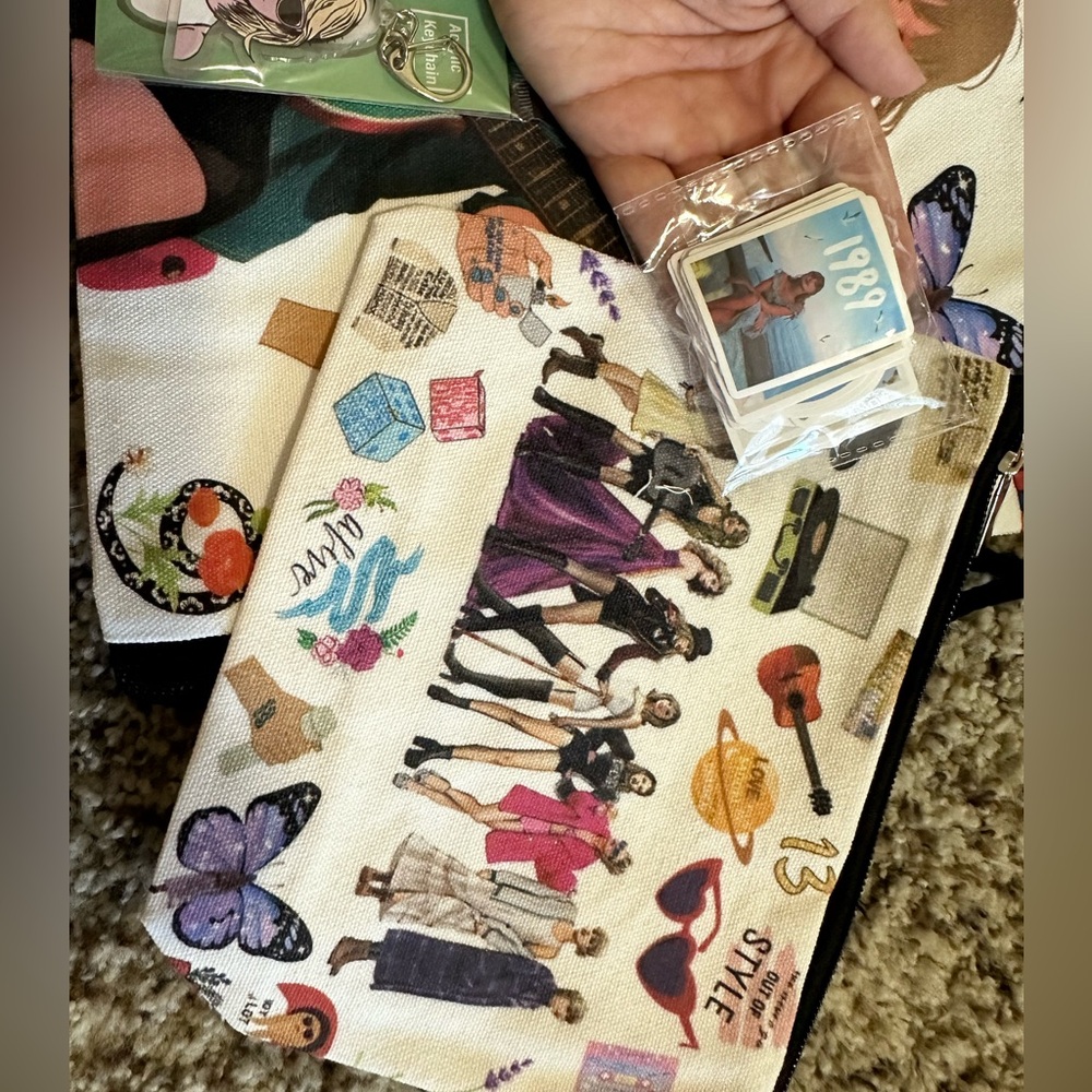 Taylor Swift Bundle - Picture 2 of 3